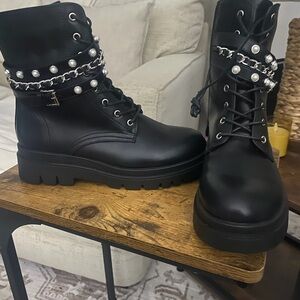 Black Pearl-Embellished Women's Boots
